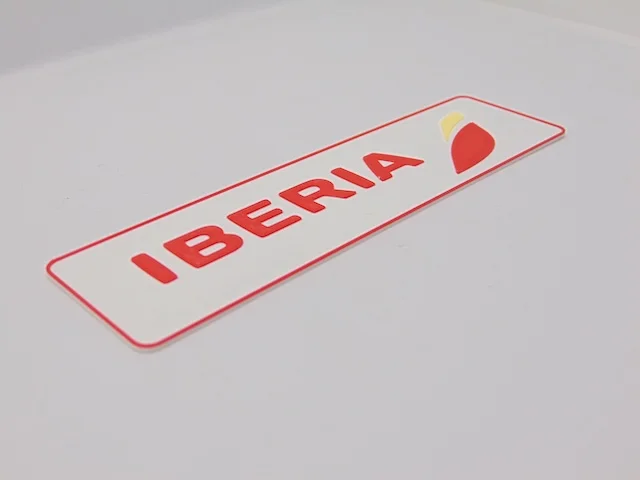 Marcapáginas con el logotipo de la aerolínea española Iberia con relieve.